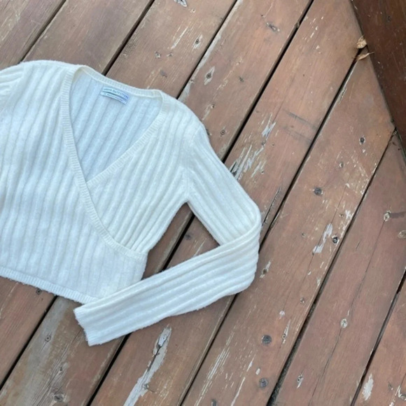 Urban Outfitters Cross Over Ribbed Cropped Sweater - Picture 4 of 14